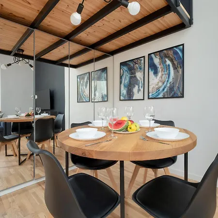 Eleganckie Na 2 Pietrze Dla 4 Osob Z Antresola, Wanna I Parkingiem By Renters Apartman Łódź